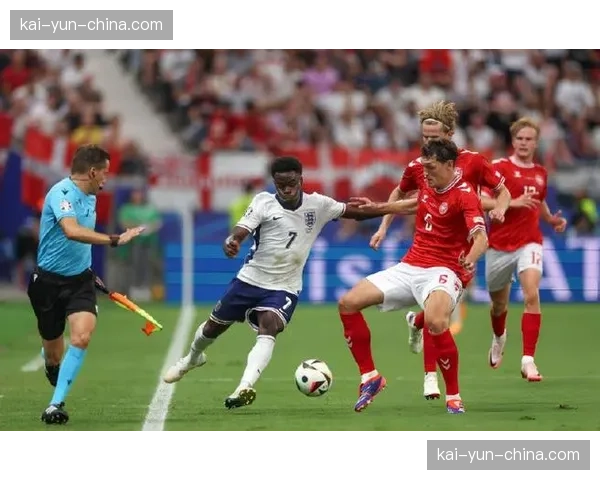 特写：打入制胜球后，萨卡指向看台上的家人