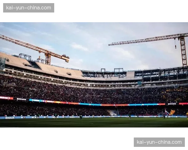 被替换下场时，莱万多夫斯基向诺坎普全场球迷鼓掌致意