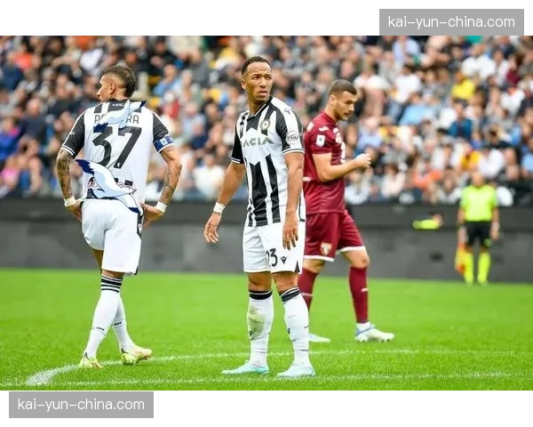 特写镜头：进球后，乌迪内斯全队围拢指向看台因病缺席的队友